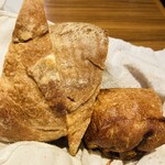 ドラード - 自家製パン　ライ麦パンと玉ねぎフォカッチャ