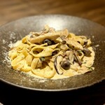 トラットリア トロンコ - タリアテッレ いろいろキノコのクリームソース