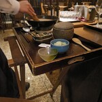 ダイナミックキッチン＆バー 響 有楽町店 - その場で胡麻をすって頂き、和え物が完成