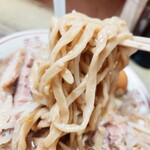 とんトコ豚 - 麺は平打ち太麺に変わっていた