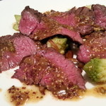 オンブラ - 牛ハラミタリアータ、グリーンペッパーソース