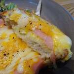 エビスフードホール - とろけるチーズのオープンサンド