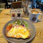 エビスフードホール - とろけるチーズのオープンサンド・カフェラテ840円