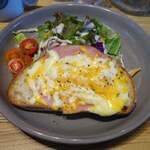 エビスフードホール - とろけるチーズのオープンサンド