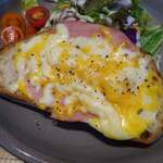 エビスフードホール - とろけるチーズのオープンサンド