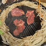 羊肉炭火焼 肉汁屋 - 
