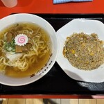 ラーチャン家 - 平打ち煮干し中華そば 半チャーハンセット880円