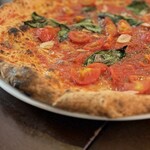 トラットリア エ ピッツェリア アミーチ - 薄く伸ばされた生地で、コルニチョーネはサクッとした焼き上がり