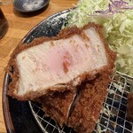 とんかつ 檍 - 上ロース断面は、ほんのりピンク色