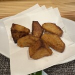 旬菜と地酒 野良 - 里芋のから揚げ。つまんで食べられてがまんしないと無限にいけそうな危険度