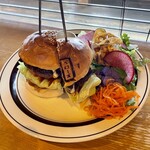 BELLOWS BURGER - ハンバーガー（1,610円）＋サラダ