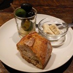 ブルスケッテリア デッリ アルティスティ - 14.11.13 パンとオリーブとアンチョビバター(カウンター300円)