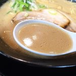 らーめん細川 本店 - スープは万人受けしそうな味ですね。悪くないです。