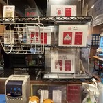 お好み焼 オモニ - レジの前   百名店 とミシュランの盾がいっぱい