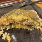 お好み焼 オモニ - 高さがあるでしょ~  玉子内外 にチーズですよ