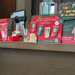 スターバックス・コーヒー 栄広小路店 - 店内が赤と緑でクリスマスムードでした