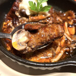 イタリアン リゾート ペルティカ - ビーフ100%粗挽きハンバーグ　ぐつぐつシチューソース　　zoom  byまみこまみこ