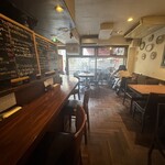 オステリア ピテカントロポ - 落ち着いた色使いの店内｡