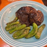 鶴橋 焼肉 松よし 新宿西口店 - 鉄板の椎茸とししとう。串でくるかと思ったら違った（笑）
