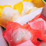 何種類かあるフルーツ大福の中から選んでくれたのは、
          パイナップル大福といちご大福(白あん)。