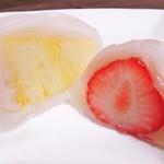 お餅の中はほぼフルーツなんだけど、あんの甘さが控えめなので、
          甘いのが苦手な人にもいいね。フルーツがみずみずしくて、
          とっても美味しいです。