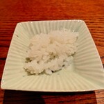 にしぶち飯店 - 鮑肝入りよだれ鶏タレに合わせる白ごはん