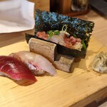 鮨とラーメン うおがしや - 赤酢にぎり鮨3貫