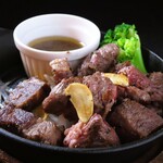 馬刺し郷土居酒屋 おしょうしな - 熊本県産和牛『あか牛』サイコロステーキ