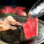 馬刺し郷土居酒屋 おしょうしな - 卓上馬焼き～馬ひも～