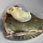 kanunu - 抹茶バスクチーズケーキは下に小豆が！しっとり濃厚な抹茶チーズ味でした✨️オバケが超かわいい♡