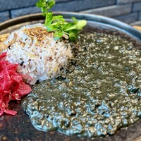 【11月の月替わりメニュー】十六穀米とひき肉の黒胡麻クリームカレー 