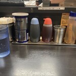 えどもんど - 卓上調味料は、胡椒、カエシ、ラー油、一味、お酢