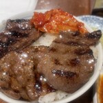 王道焼肉 豆だいふく - ロース焼肉3枚のキムチのっけご飯♪ 　 　美味しいに決まってるじゃないっすか！