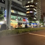 江戸一 - 道路を挟んだ江戸一の灯りを目指す