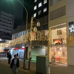 江戸一 - 行き交う人は足早だ