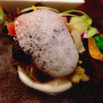 炙った鯖と焼きナスとタブナードのインボルティーニ　聖護院カブのクーリ（1,200円）。見た目のインパクトだけでなく、鯖の脂の乗りと甘みが抜群。肉厚でボリュームもあります。