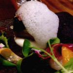 JAM ORCHESTRA - 炙った鯖と焼きナスとタブナードのインボルティーニ　聖護院カブのクーリ（1,200円）。彩り豊かで見た目のインパクトも結構なもの。白い泡状のものは、ホワイトバルサミコ。