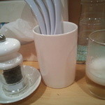 ふく流らーめん 轍 - 卓上にはペッパーミルの黒コショウが置いてあった。