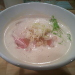 【ふく流ラーメン】７５０円　高濃度の鶏白湯スープ