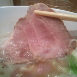 チャーシューは豚ロース肉のレアチャーシューで、肉の弾力残す歯応え。