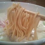 幅１．５mm×厚み１mm弱くらいの平打ち中麺ストレート麺