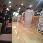 ふく流らーめん 轍 - カウンター席のみの構成で、奥に長い。明るい木目と白を基調としたスッキリした構成。