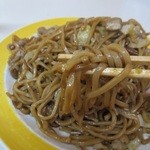 石田屋やきそば店 - 麺は平打ちです