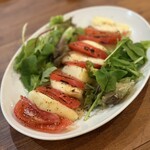 kaisembisutoroandobiagadenuohiro Honatsugi Ten - 炙りモッツァレラとトマトのカプレーゼ ¥750