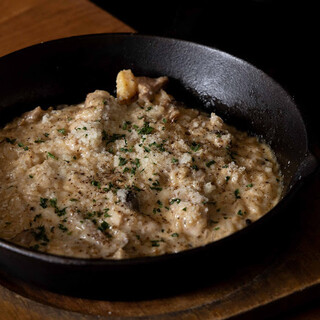 イタリアンの定番のポルチーニ茸と地鶏の焼きリゾット