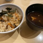 酒菜処 きっすい - 炊き込みご飯（鮭）と赤だし