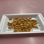 丸金 - 料理写真:料理ができるまで時間かかってごめん、的な柿の種。こちらはサワーやハイボールはありませんが、ホッピーはあります。あとビール。