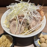 らーめん菊 - 汁無し蕎麦（1,300円）＋白ねぎ（120円）＋ショウガ（70円）＋味付けうずら（150円）、ニンニクコール