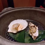 327388754 - 『お通し（550円税込）』
                        　※ホタテの土鍋蒸し　牡蠣の土鍋蒸し