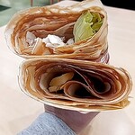 マリオンクレープ - 料理写真:上がツナチーズ、下がシナモンアップル